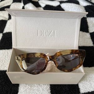 DEZI | “on read” sunglasses